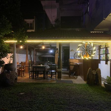Ceylon Surf Guest And Restaurant Bed & Breakfast Уелигама Екстериор снимка