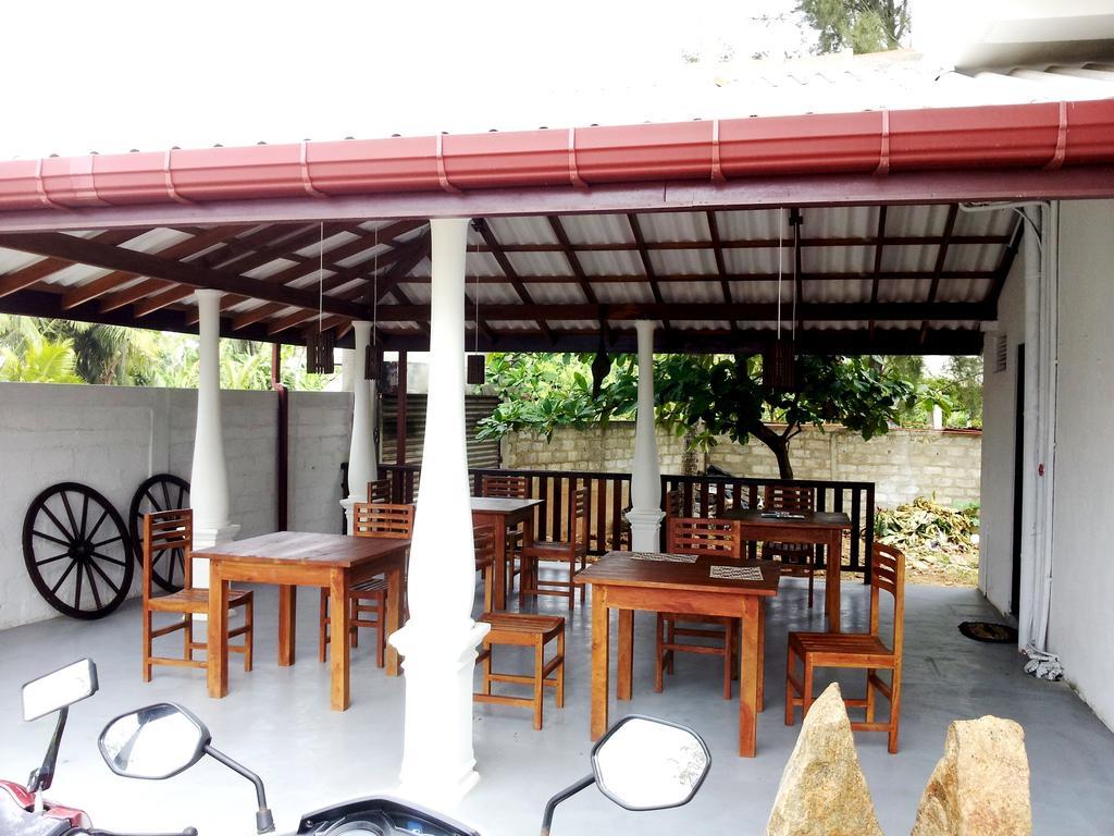 Ceylon Surf Guest And Restaurant Bed & Breakfast Уелигама Екстериор снимка