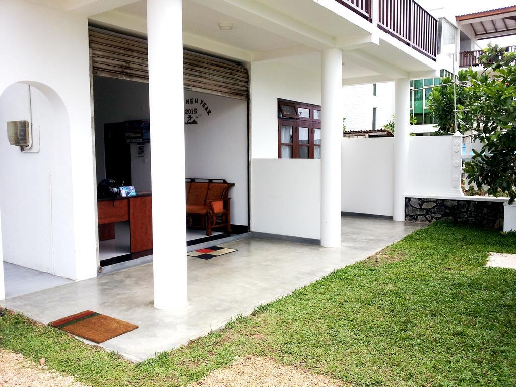 Ceylon Surf Guest And Restaurant Bed & Breakfast Уелигама Екстериор снимка