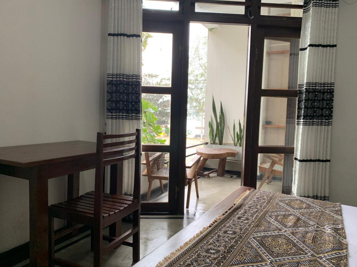 Ceylon Surf Guest And Restaurant Bed & Breakfast Уелигама Екстериор снимка