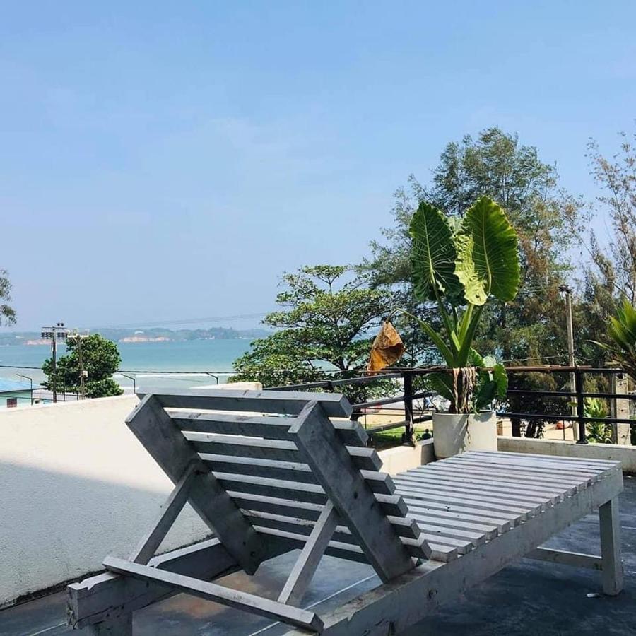 Ceylon Surf Guest And Restaurant Bed & Breakfast Уелигама Екстериор снимка