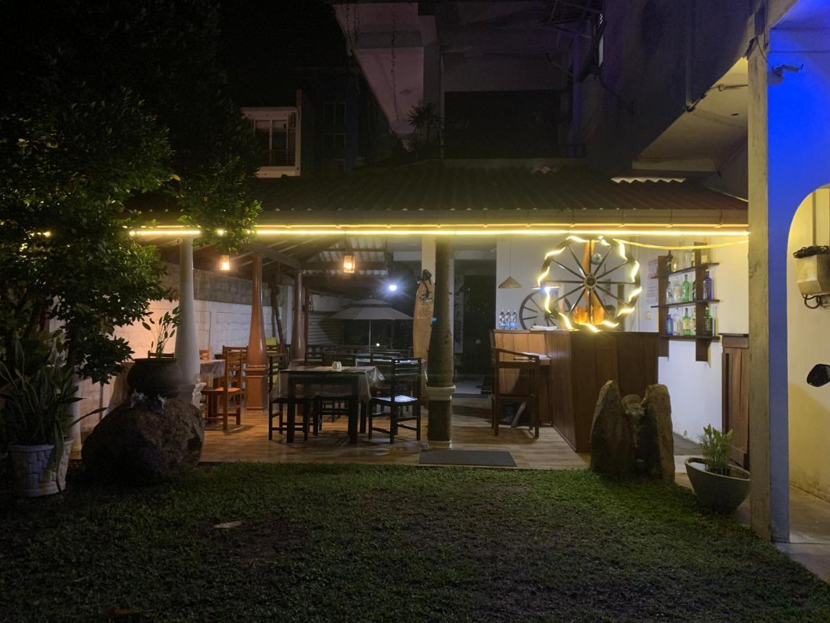 Ceylon Surf Guest And Restaurant Bed & Breakfast Уелигама Екстериор снимка