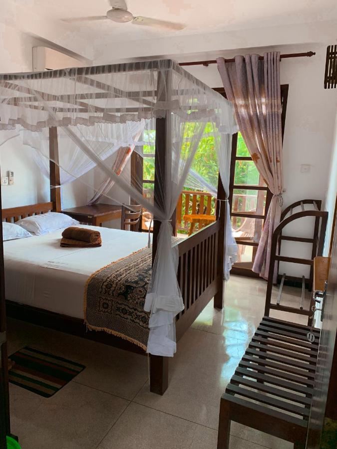 Ceylon Surf Guest And Restaurant Bed & Breakfast Уелигама Екстериор снимка
