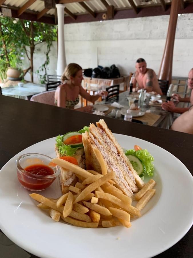 Ceylon Surf Guest And Restaurant Bed & Breakfast Уелигама Екстериор снимка