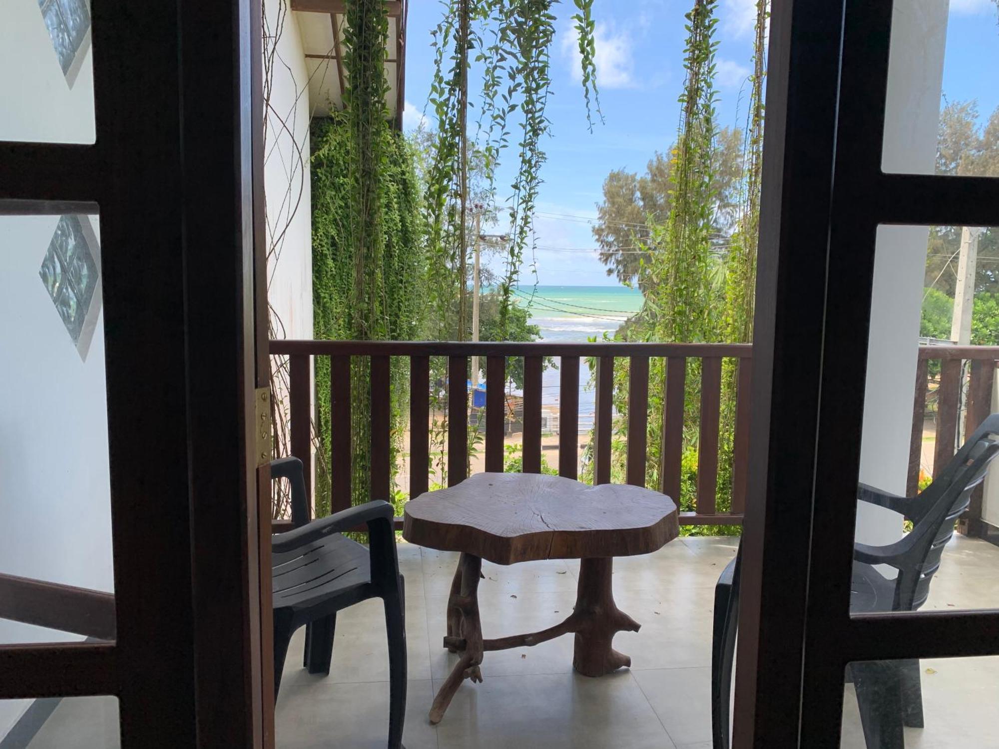 Ceylon Surf Guest And Restaurant Bed & Breakfast Уелигама Екстериор снимка