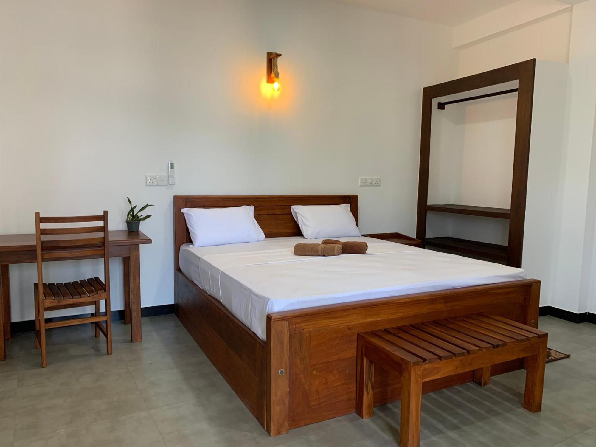 Ceylon Surf Guest And Restaurant Bed & Breakfast Уелигама Екстериор снимка