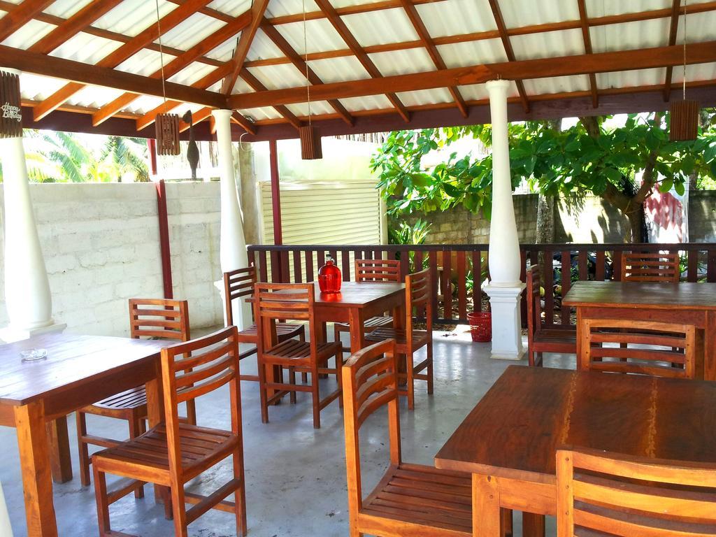 Ceylon Surf Guest And Restaurant Bed & Breakfast Уелигама Екстериор снимка