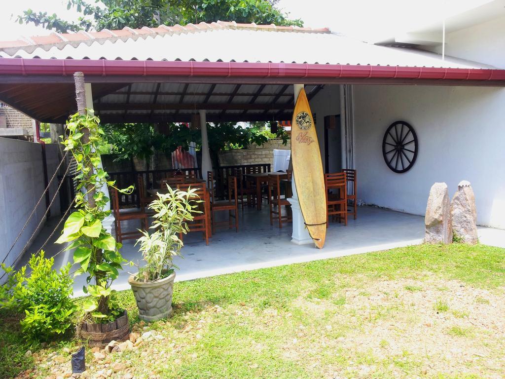 Ceylon Surf Guest And Restaurant Bed & Breakfast Уелигама Екстериор снимка