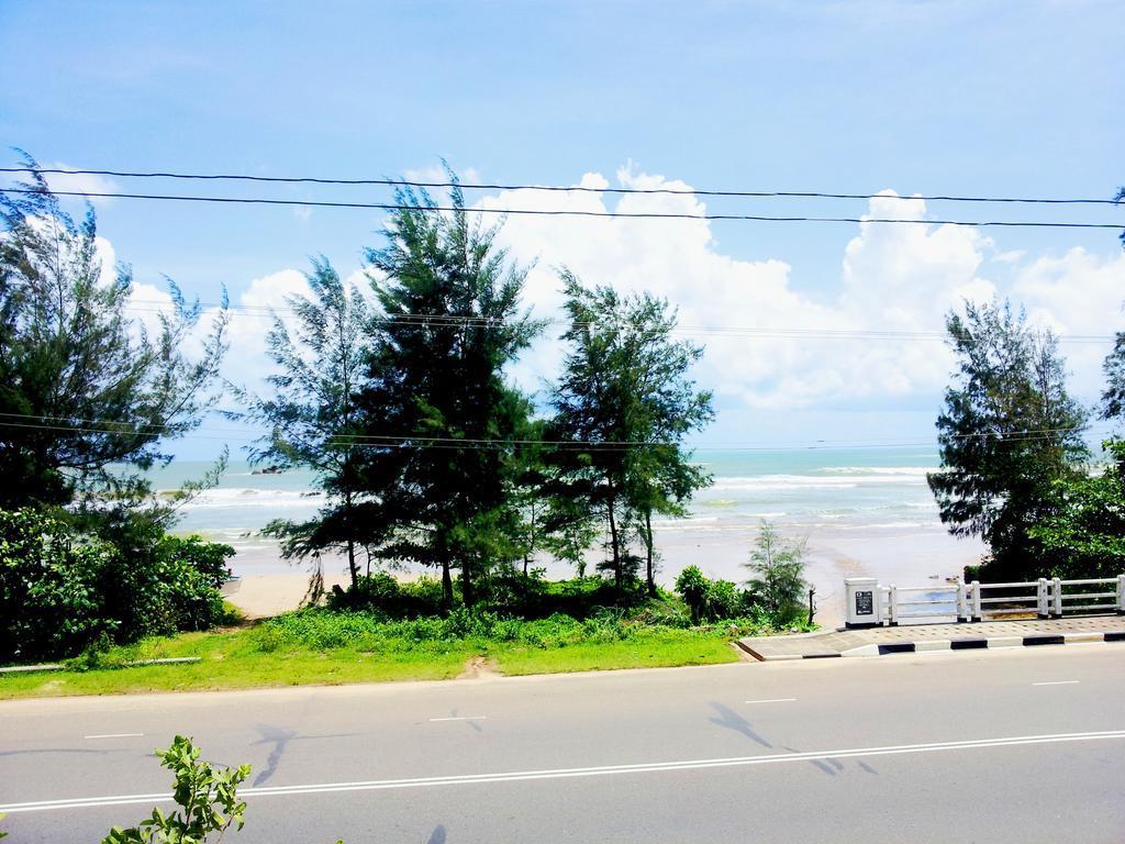 Ceylon Surf Guest And Restaurant Bed & Breakfast Уелигама Екстериор снимка