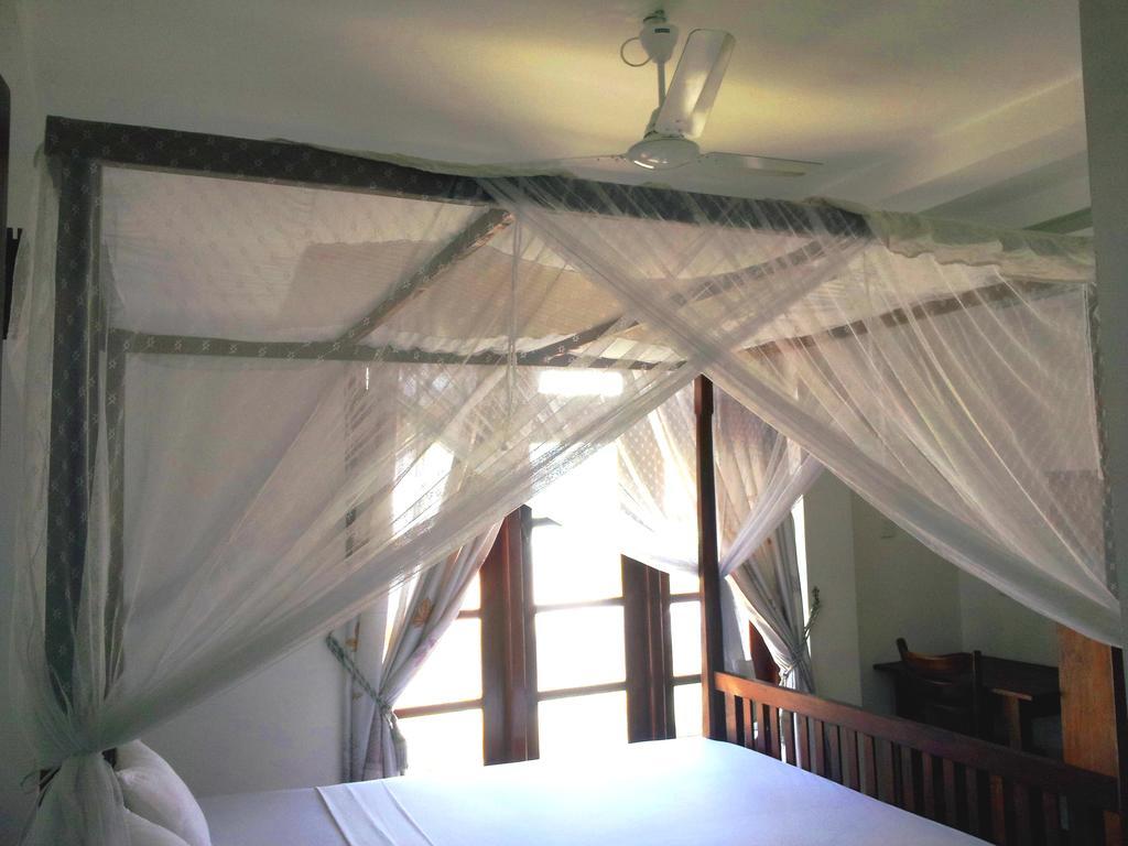 Ceylon Surf Guest And Restaurant Bed & Breakfast Уелигама Стая снимка