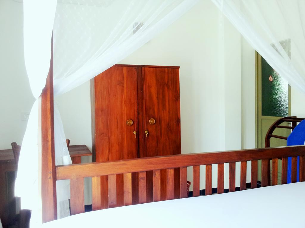 Ceylon Surf Guest And Restaurant Bed & Breakfast Уелигама Стая снимка
