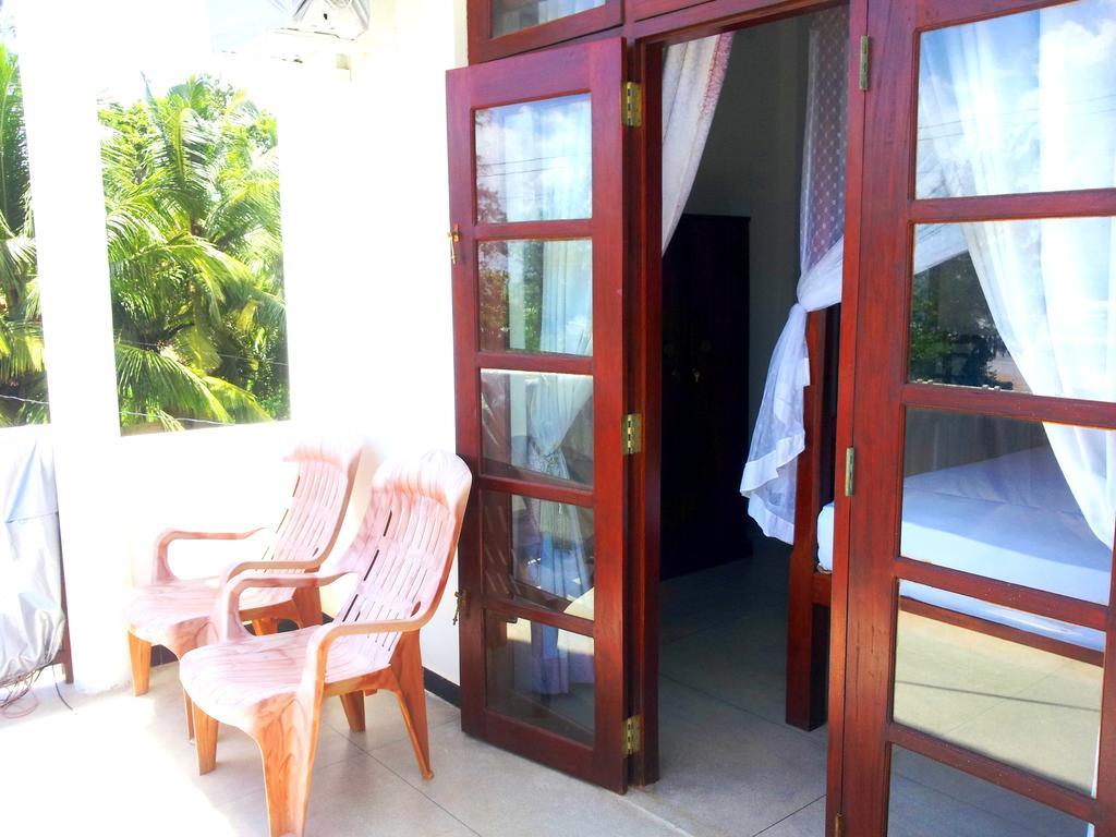 Ceylon Surf Guest And Restaurant Bed & Breakfast Уелигама Стая снимка