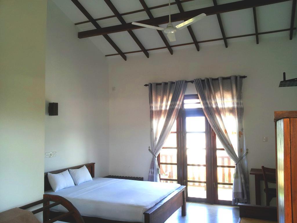 Ceylon Surf Guest And Restaurant Bed & Breakfast Уелигама Стая снимка