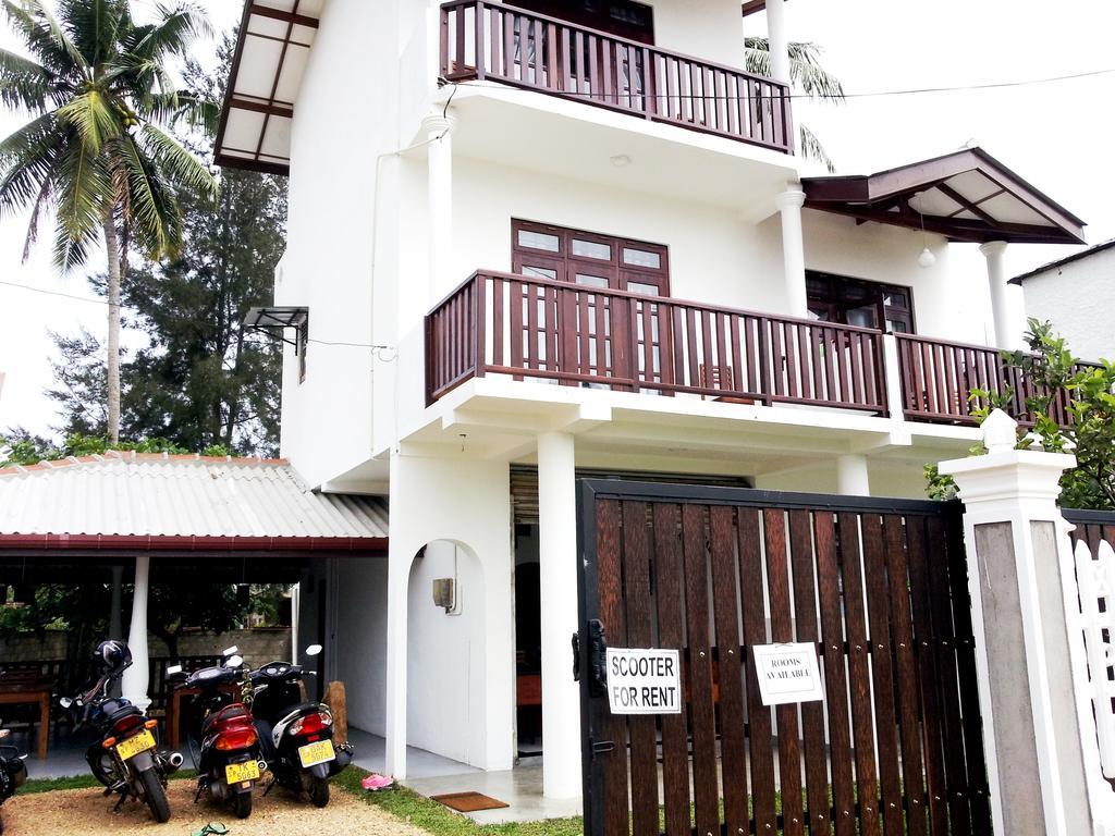 Ceylon Surf Guest And Restaurant Bed & Breakfast Уелигама Екстериор снимка