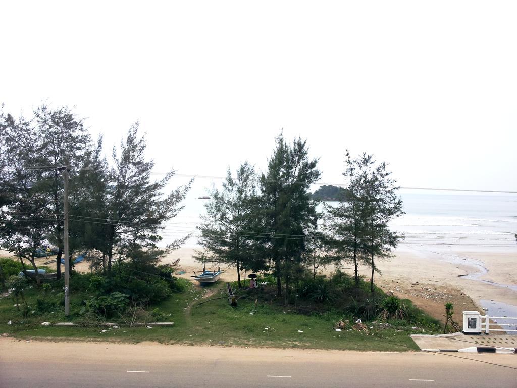 Ceylon Surf Guest And Restaurant Bed & Breakfast Уелигама Екстериор снимка