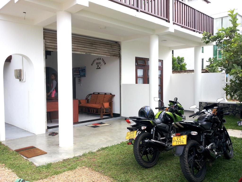 Ceylon Surf Guest And Restaurant Bed & Breakfast Уелигама Екстериор снимка
