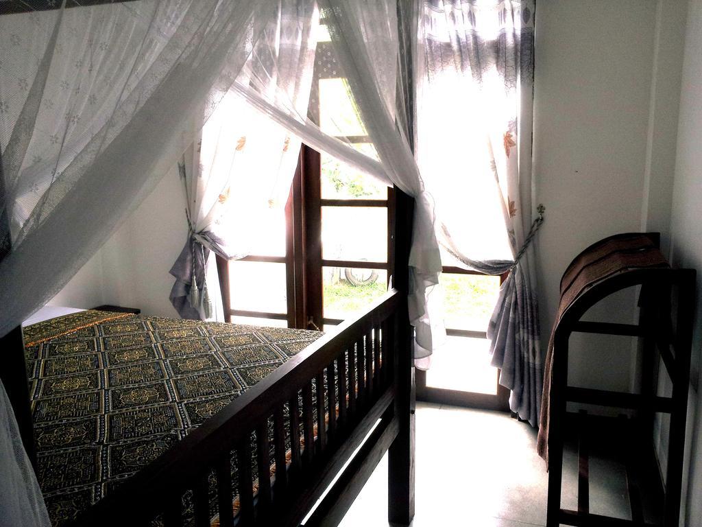 Ceylon Surf Guest And Restaurant Bed & Breakfast Уелигама Стая снимка