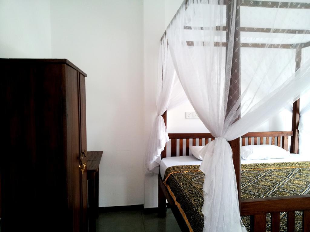 Ceylon Surf Guest And Restaurant Bed & Breakfast Уелигама Стая снимка