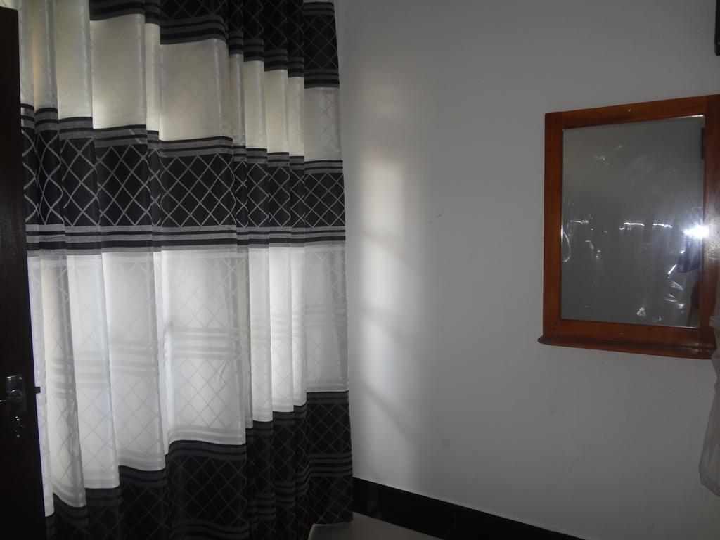 Ceylon Surf Guest And Restaurant Bed & Breakfast Уелигама Екстериор снимка