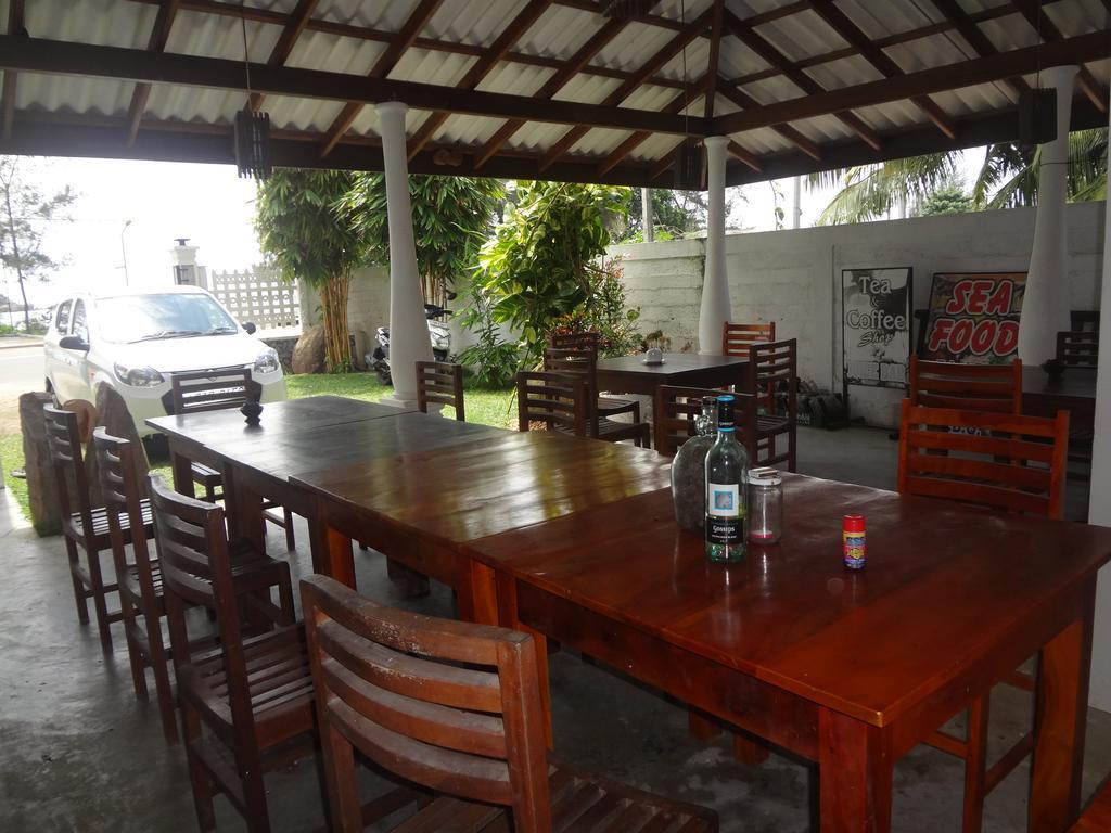 Ceylon Surf Guest And Restaurant Bed & Breakfast Уелигама Екстериор снимка