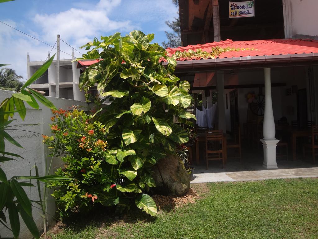 Ceylon Surf Guest And Restaurant Bed & Breakfast Уелигама Екстериор снимка