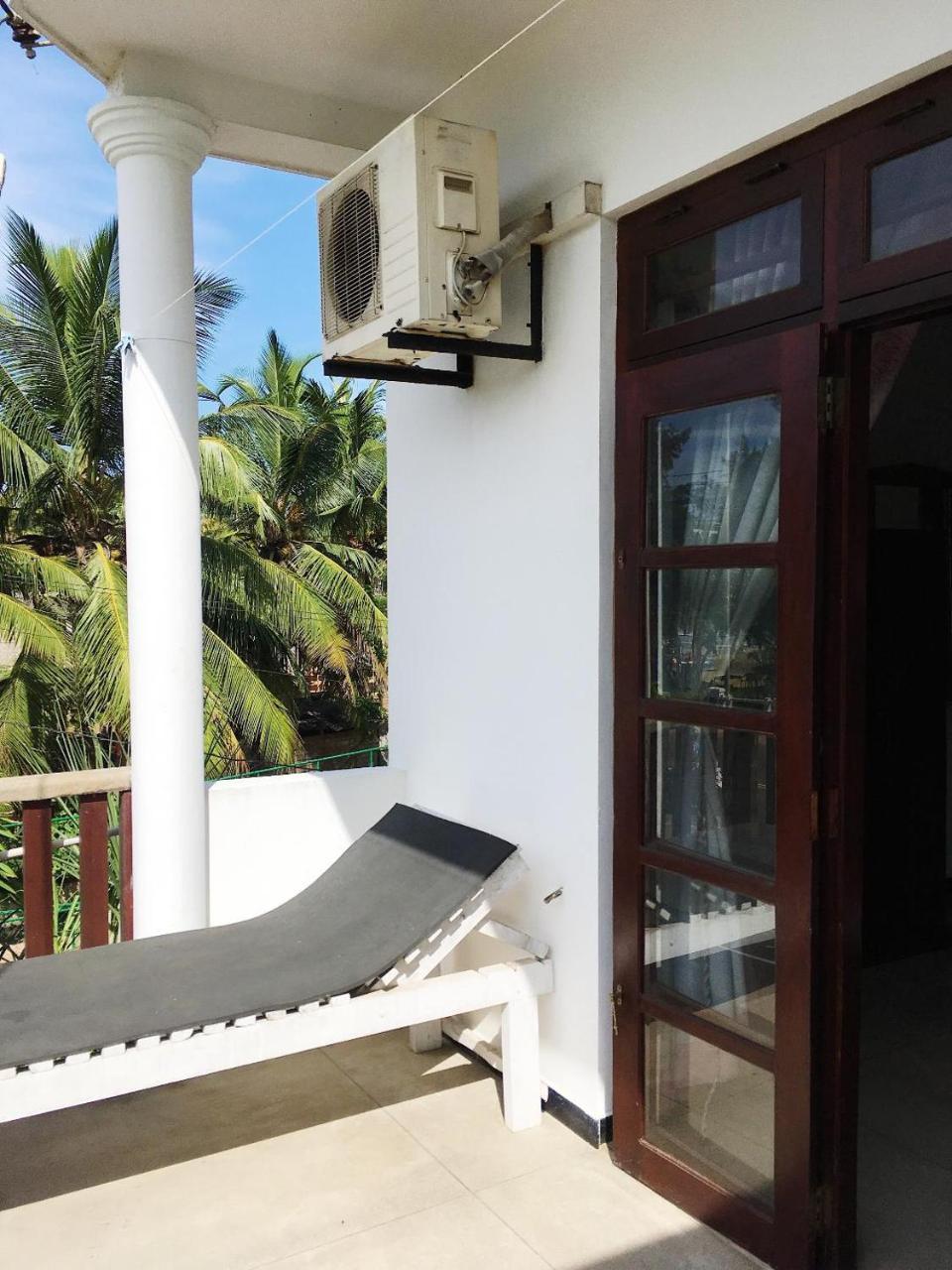 Ceylon Surf Guest And Restaurant Bed & Breakfast Уелигама Екстериор снимка