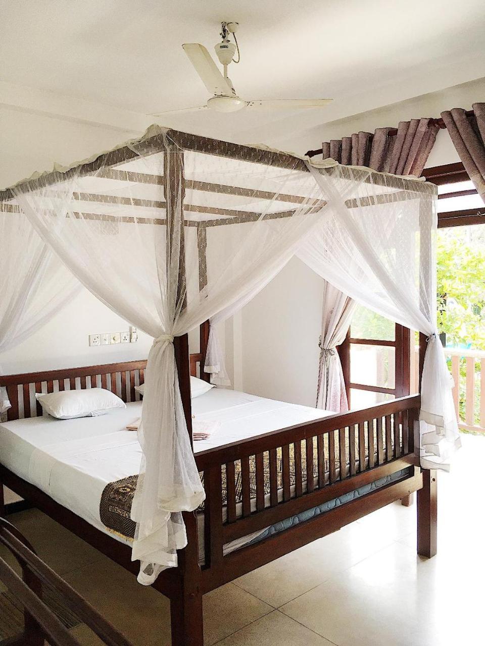 Ceylon Surf Guest And Restaurant Bed & Breakfast Уелигама Екстериор снимка