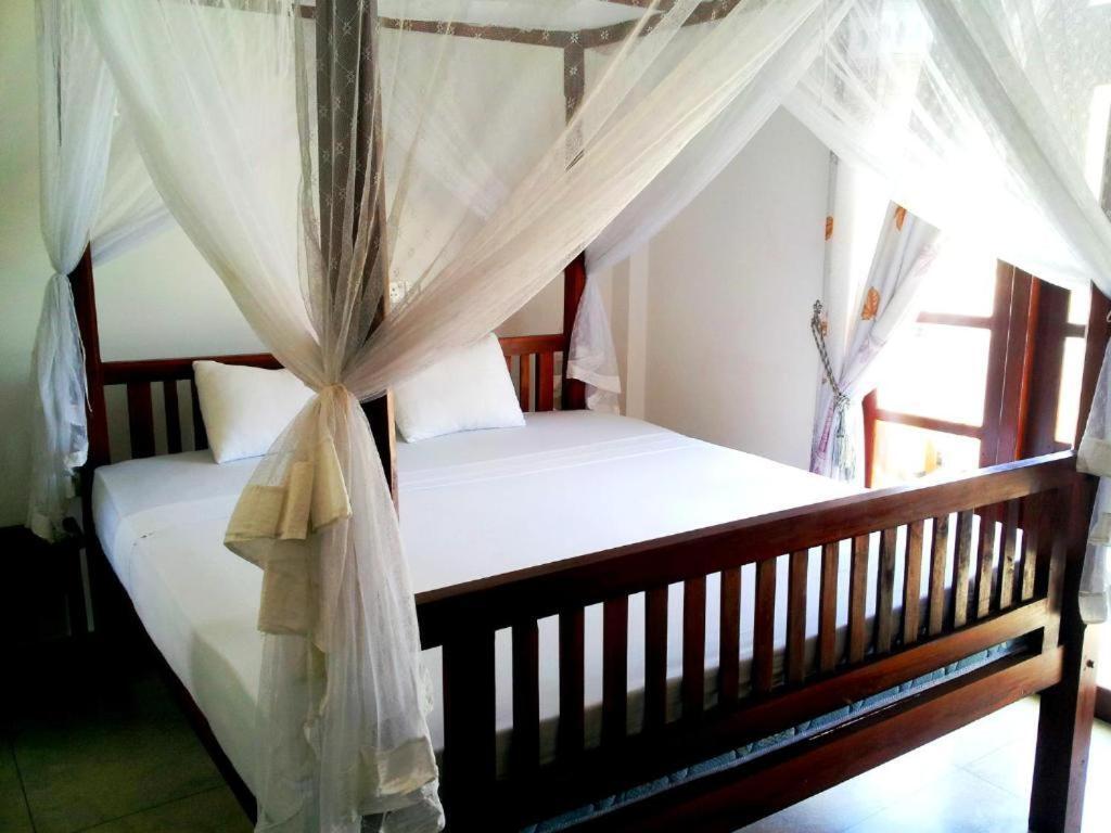 Ceylon Surf Guest And Restaurant Bed & Breakfast Уелигама Екстериор снимка